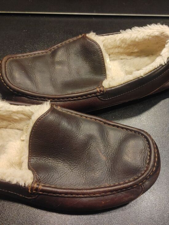 UGG Men’s Brown Leather Shearling Lined Slip-On Slippers Size 11 main image 6